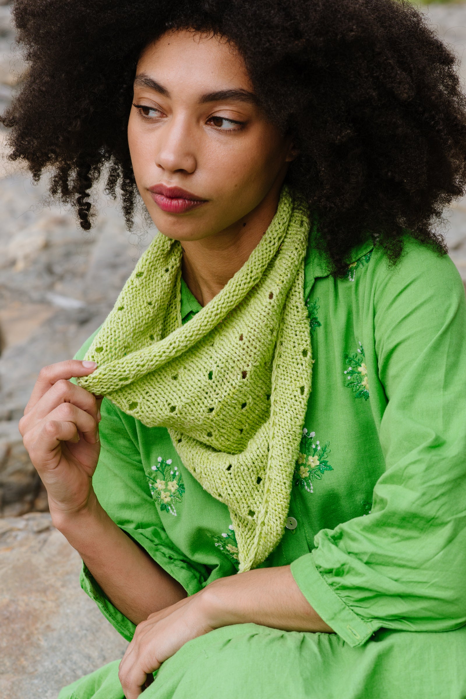 Centinela Traditional Arts ベスト　カーキー/グリーン Brigandine Cowl Free Knitting Pattern by Kirsten Hipsky – Quince & Co.
