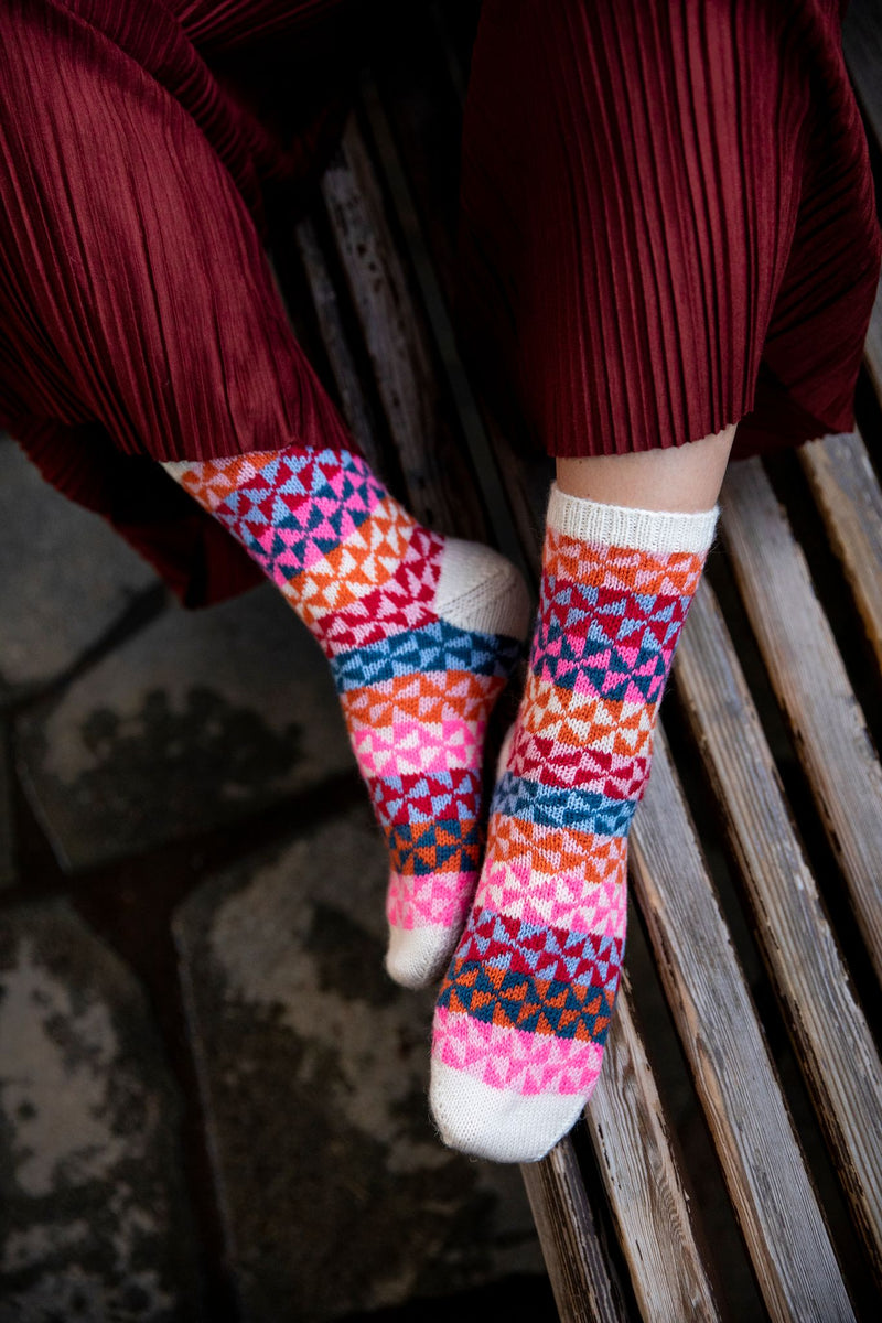 52 Weeks of Socks, Vol. II: More Beautiful Patterns for Year-round  Knitting: Laine, Laine Laine: 9781761450297: : Books